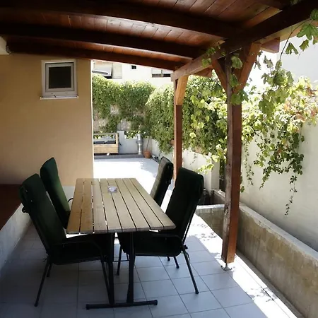 Lejlighed 4 Sleeps 4 Guests Split
